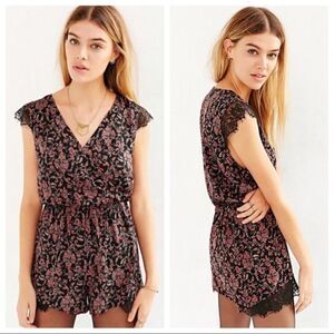 🚨 UO Kimchi Blue Floral Lace Romper